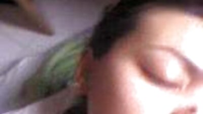 Тачаангуй амтай brunette нь том хөвчрөлтийг хөхөж байна