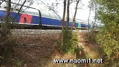 Туранхай шаргал үс нь галзуугийн тулд уруулаа салгадаг